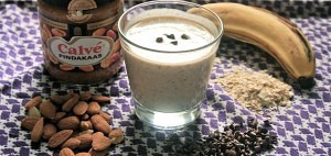 PeasOnToast.co.uk | Juicer or Blender - banana almond and cocoa nibs smoothie
